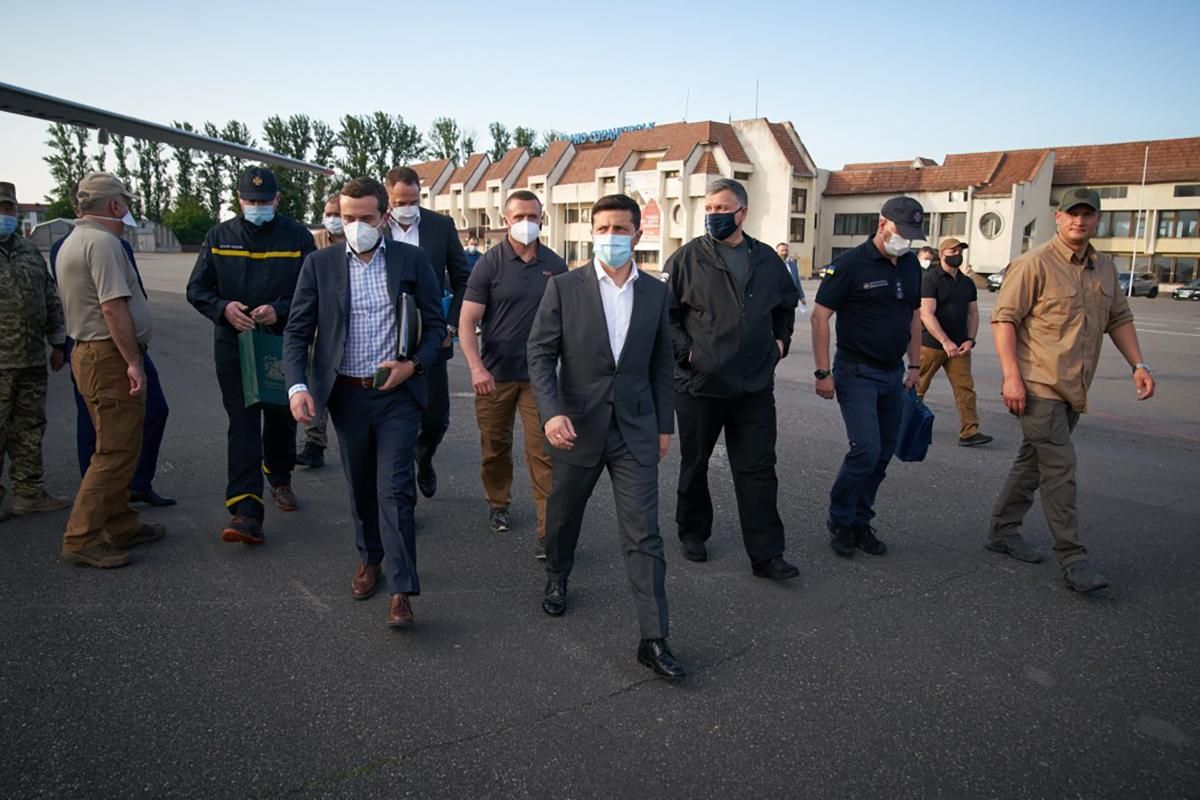 Главное – не опускать руки: Зеленский показал видео из поездки на Прикарпатье и Херсонщину Главное – не опускать руки: Зеленский показал видео из поездки на Прикарпатье и Херсонщину