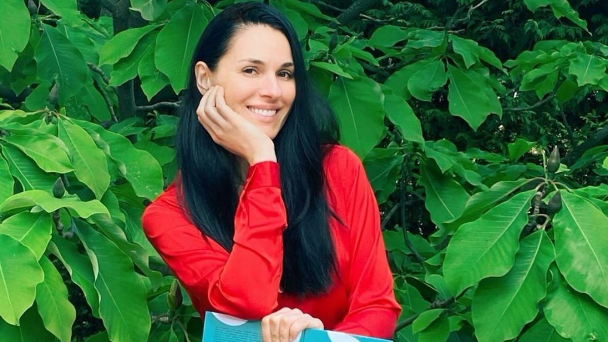 У червоному костюмі: Маша Єфросиніна показала, як збирала черешні – яскраве відео