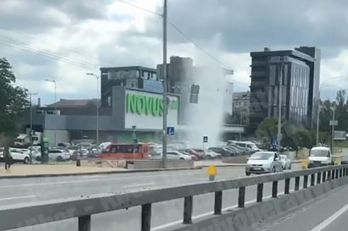 Прорыв трубы в Киеве 30 июня 2020: видео фонтана воды