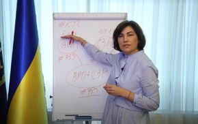 Венедіктова розписала на дошці, чому виклик на допит Порошенка законний: відео