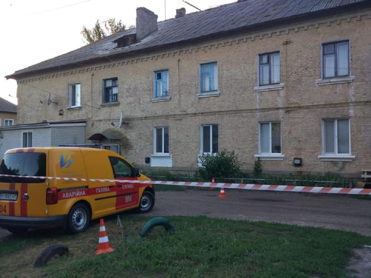 У багатоквартирному будинку під Києвом обвалився дах: фото і подробиці