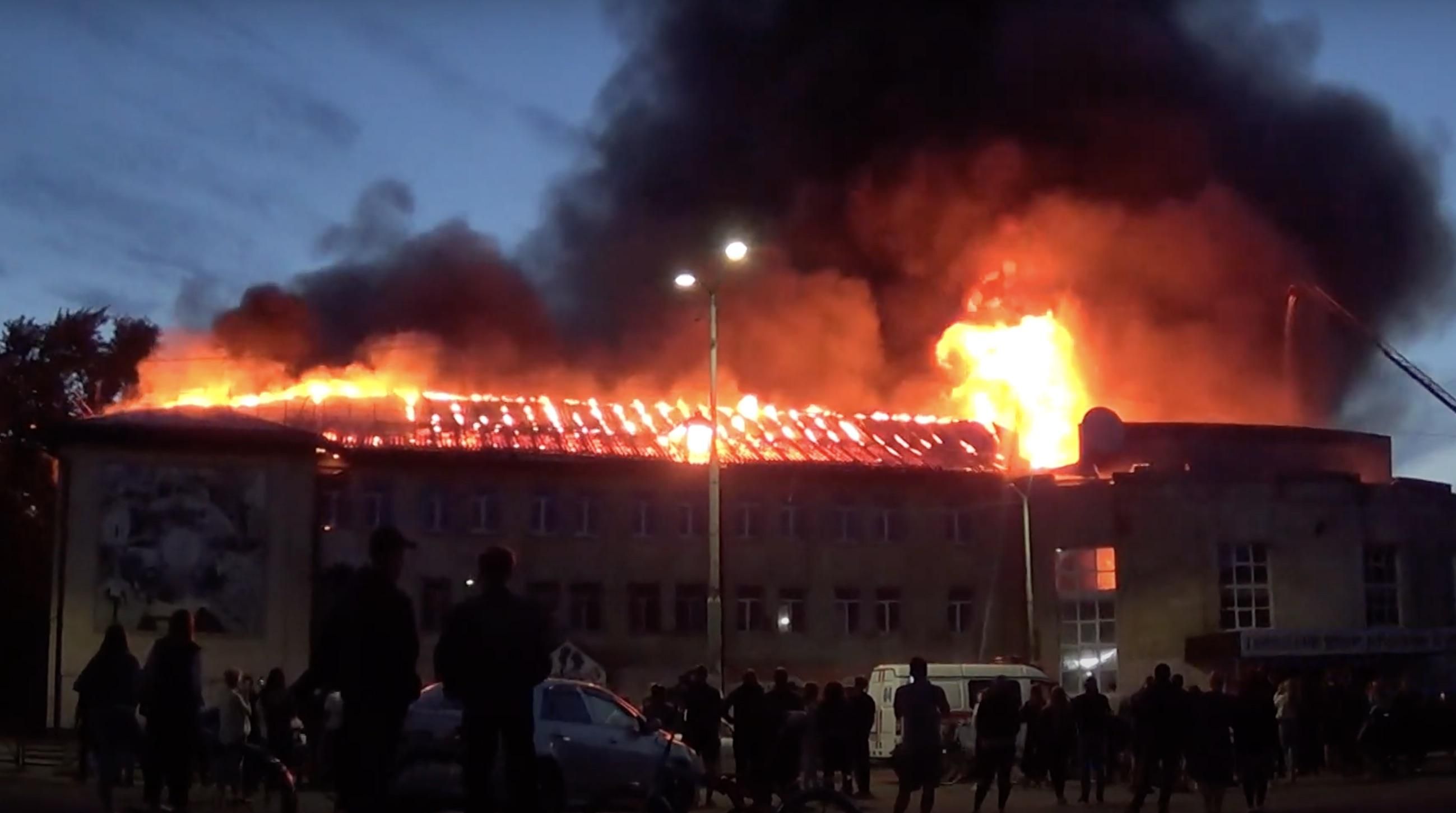 Пожежа у Гусь-Хрустальному: згорів Дім культури імені Леніна – відео Пожежа у Гусь-Хрустальному: згорів Дім культури імені Леніна – відео