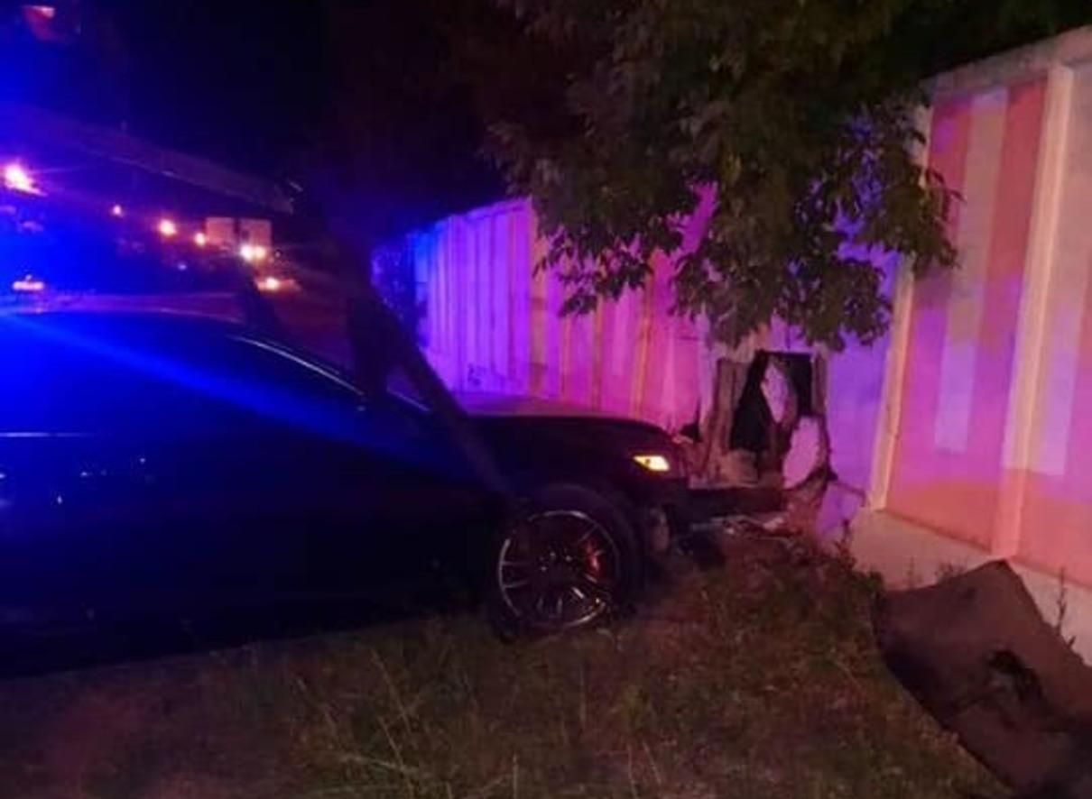 У Києві п'яна водійка потрощила бетонний паркан: фото У Києві п'яна водійка потрощила бетонний паркан: фото