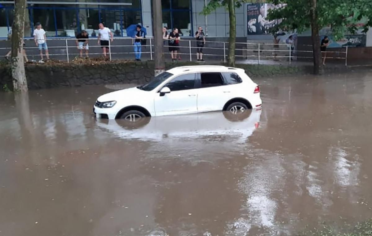Злива в Миколаєві затопила дороги Злива в Миколаєві затопила дороги