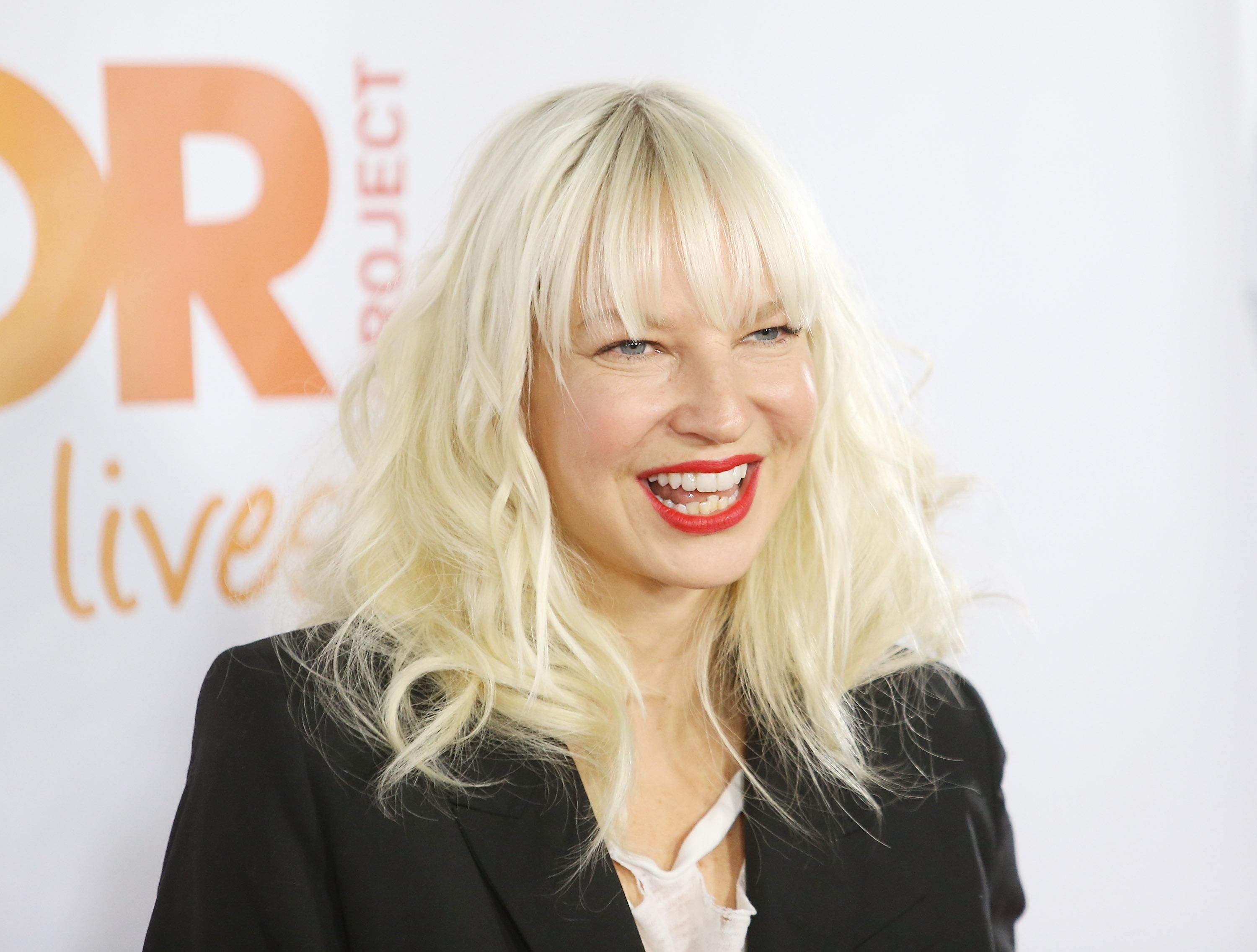 Через год после усыновления детей певица Sia стала бабушкой