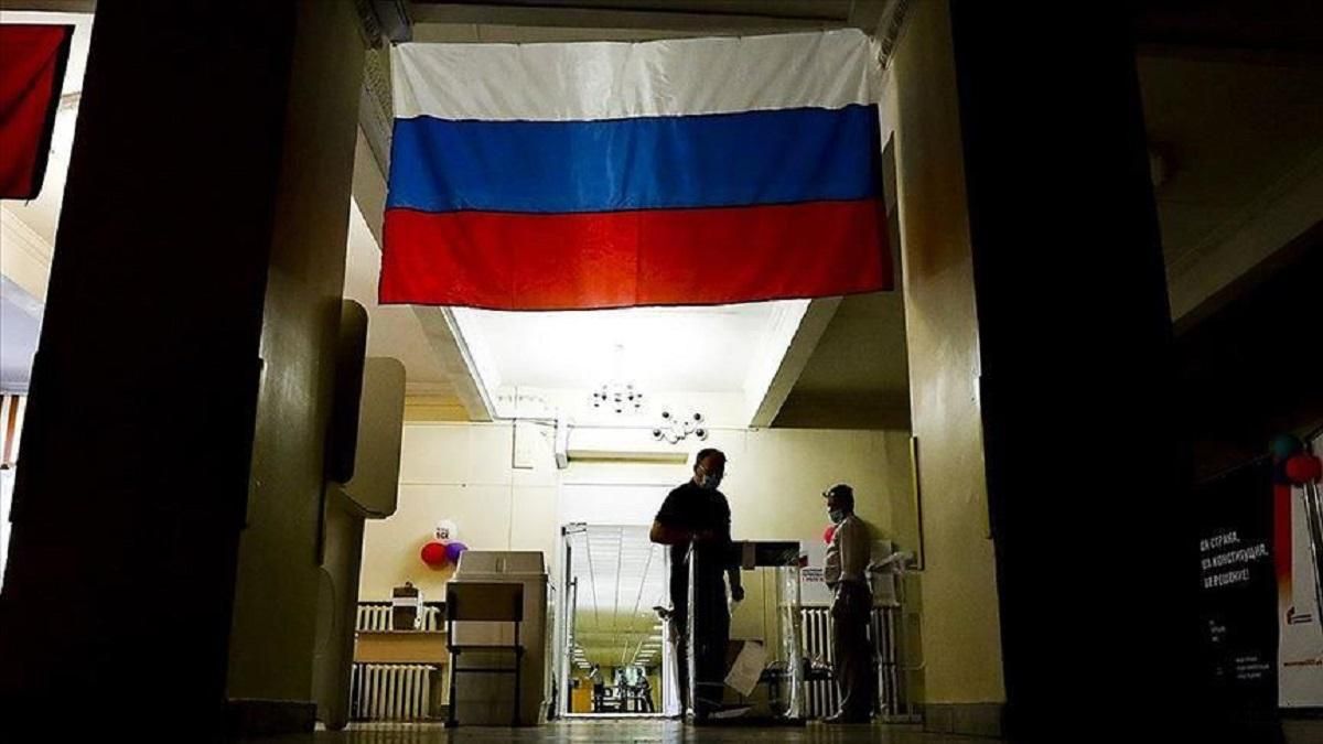 Росіяни випадково показали вкид бюлетенів у новині про "чесне голосування" за конституцію: відео
