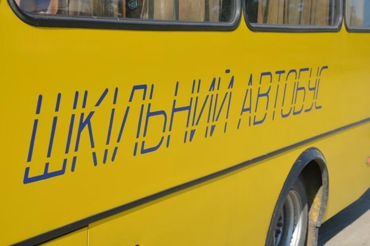 Абитуриенты на Кировоградщине толкали автобус, чтобы успеть на ВНО – видео