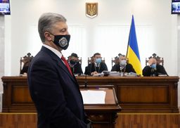Обрання запобіжного заходу Порошенку перенесли: що відбувалося у суді і під ним – фото, відео 
