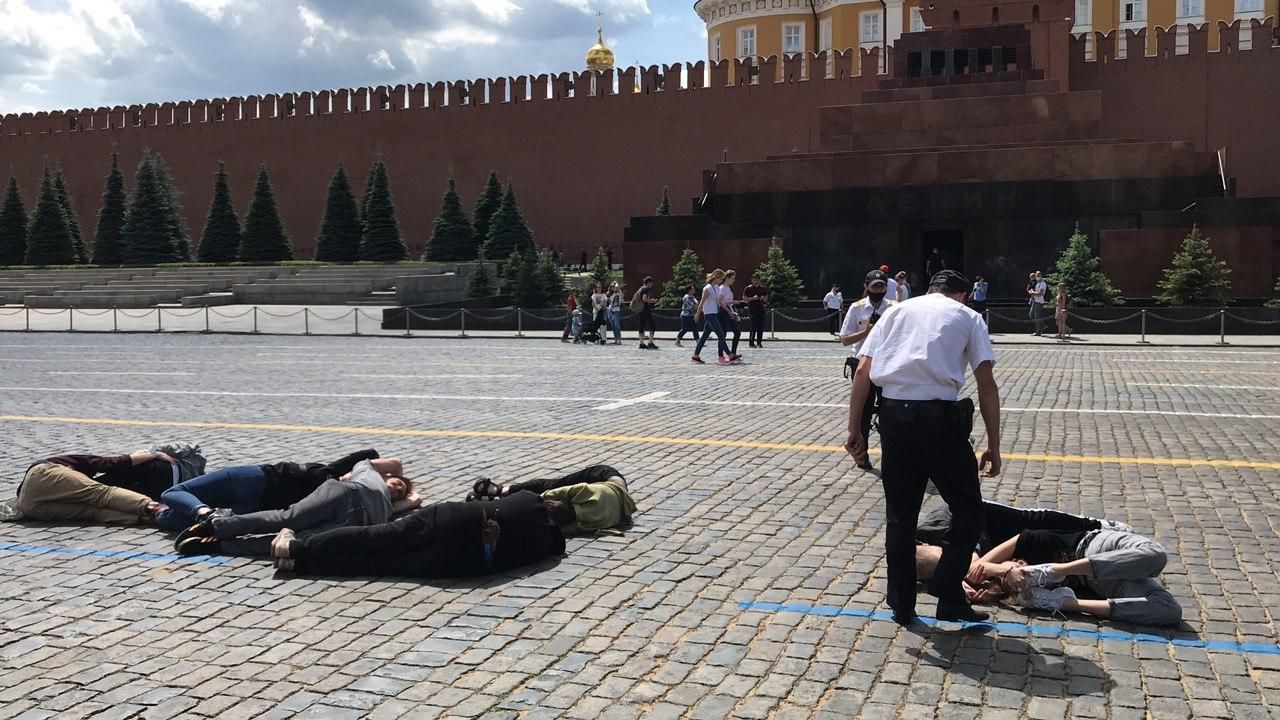 Активісти виклали зі своїх тіл число "2036" на Красній площі: їх затримала поліція
