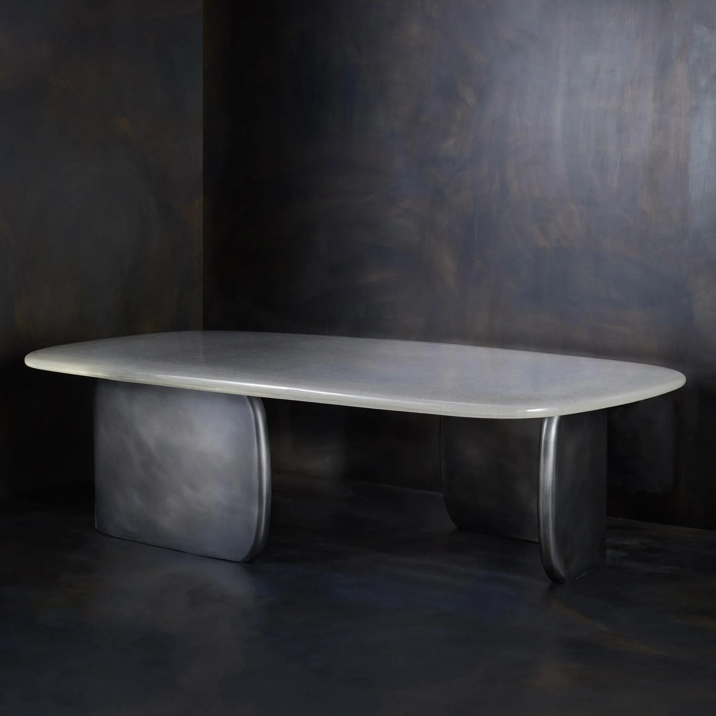 Сам столик невисокий / Фото Deezen