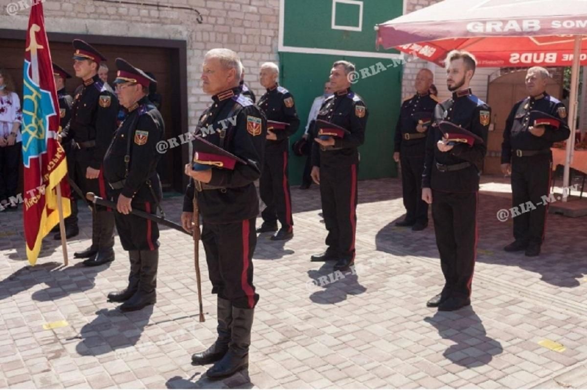 Проросійські "казаки" у Мелітополі збираються патрулювати місто, поліція проти Проросійські "казаки" у Мелітополі збираються патрулювати місто, поліція проти