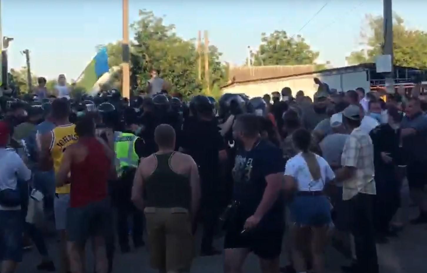 В Хотине люди перекрыли трассу: между протестующими и полицией поднялась драка В Хотине люди перекрыли трассу: между протестующими и полицией поднялась драка