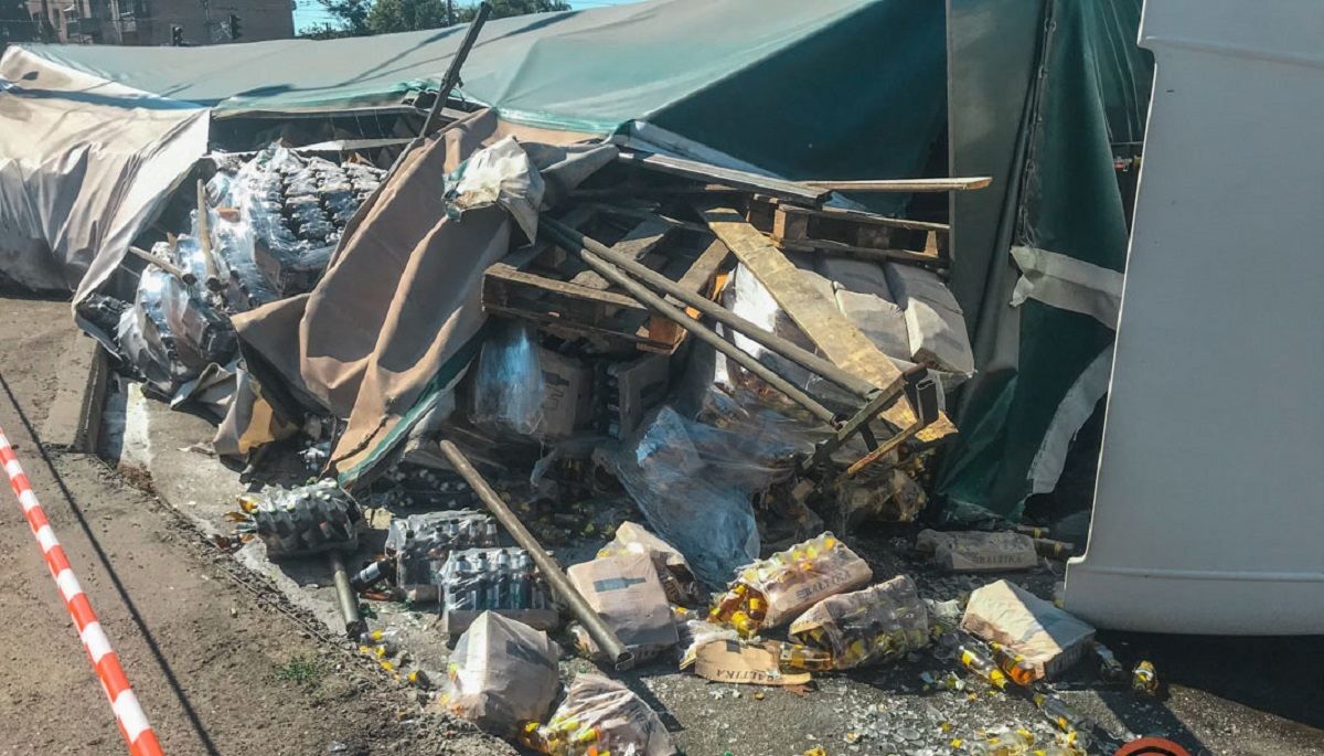 У Дніпрі 2 липня 2020 перекинулася вантажівка з пивом: фото У Дніпрі 2 липня 2020 перекинулася вантажівка з пивом: фото