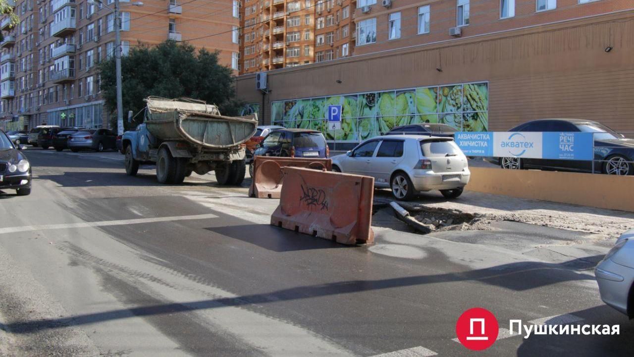 В Одесі на Молдаванці провалилася дорога: дві машини потрапили в яму – всі деталі, фото, відео