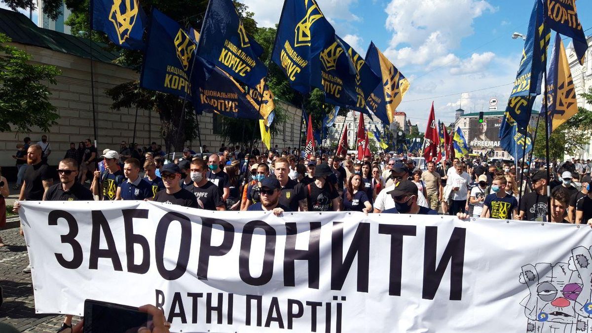 У Києві Нацкорпус мітингує за заборону "ватних партій" У Києві Нацкорпус мітингує за заборону "ватних партій"