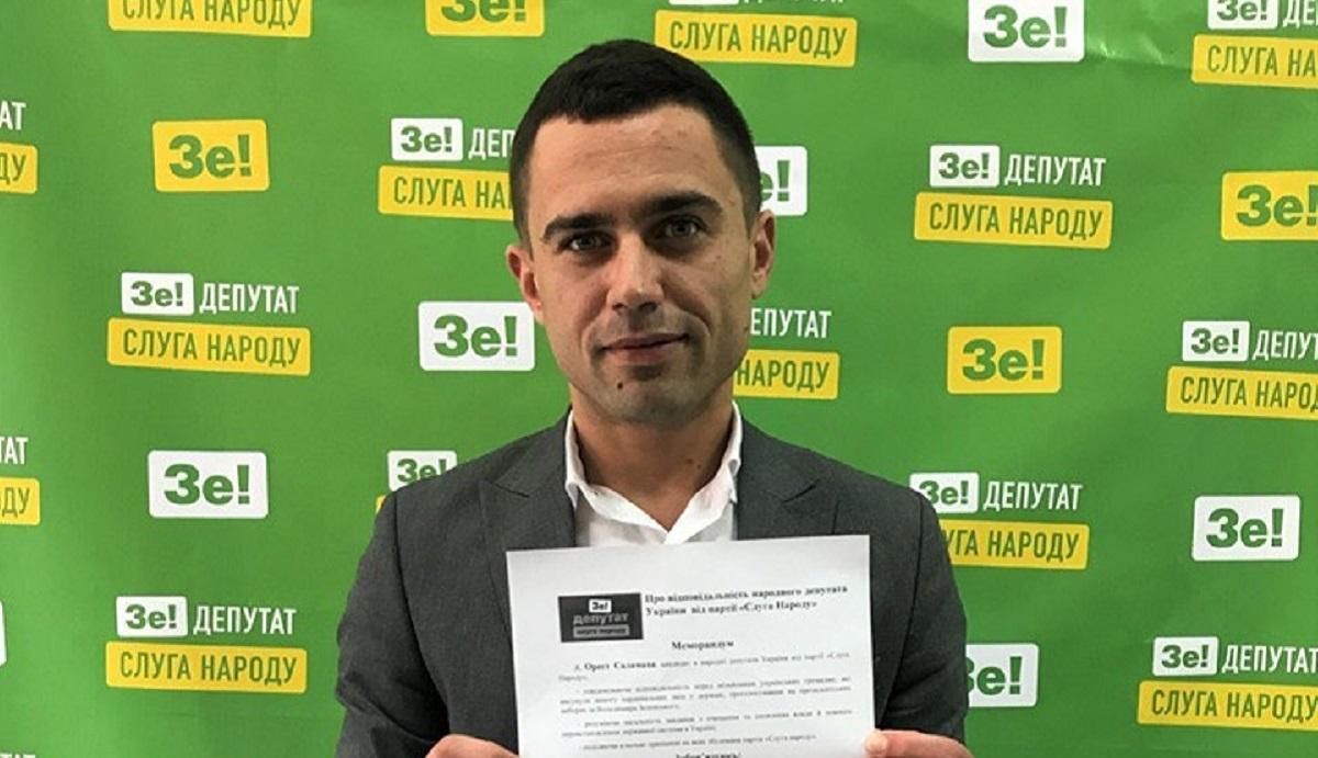 Депутат у Верховній Раді понад годину проспав під колоною: фото Депутат у Верховній Раді понад годину проспав під колоною: фото