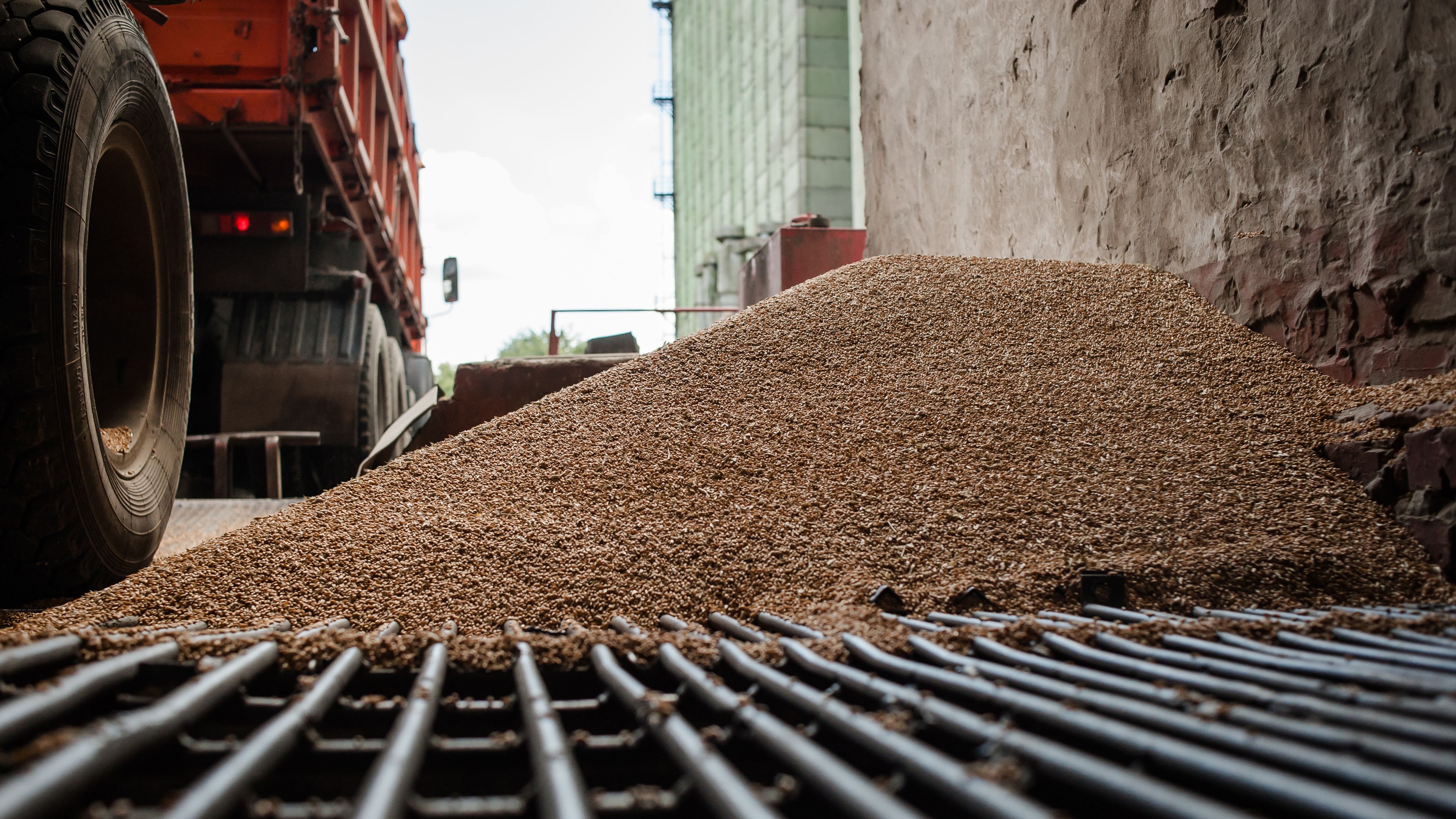 "Засранці" у всій красі: далекобійники придумали неоднозначний трюк, аби не платити штраф – відео "Засранці" у всій красі: далекобійники придумали неоднозначний трюк, аби не платити штраф – відео