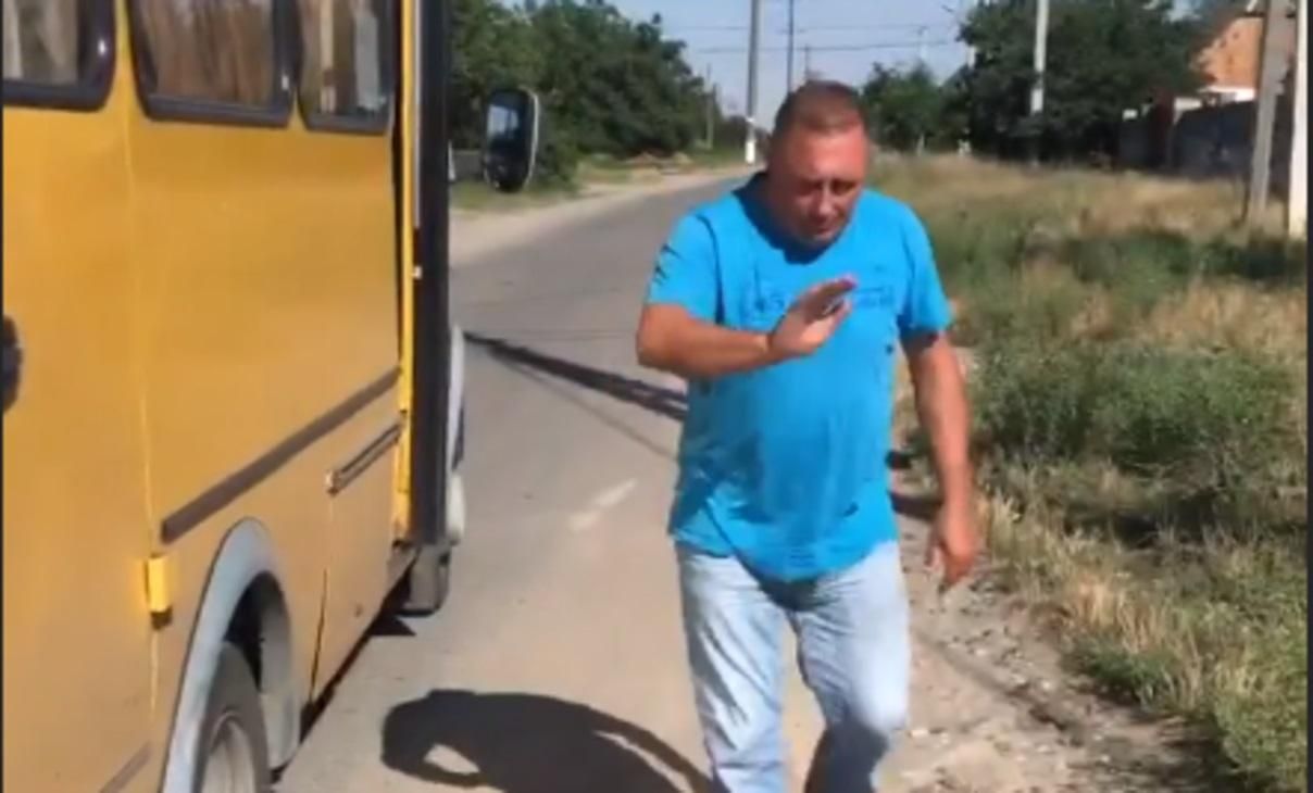 Ты что, блоггер, бл*: в Николаеве маршрутчик напал на девушку за замечание о маске Ты что, блоггер, бл*: в Николаеве маршрутчик напал на девушку за замечание о маске