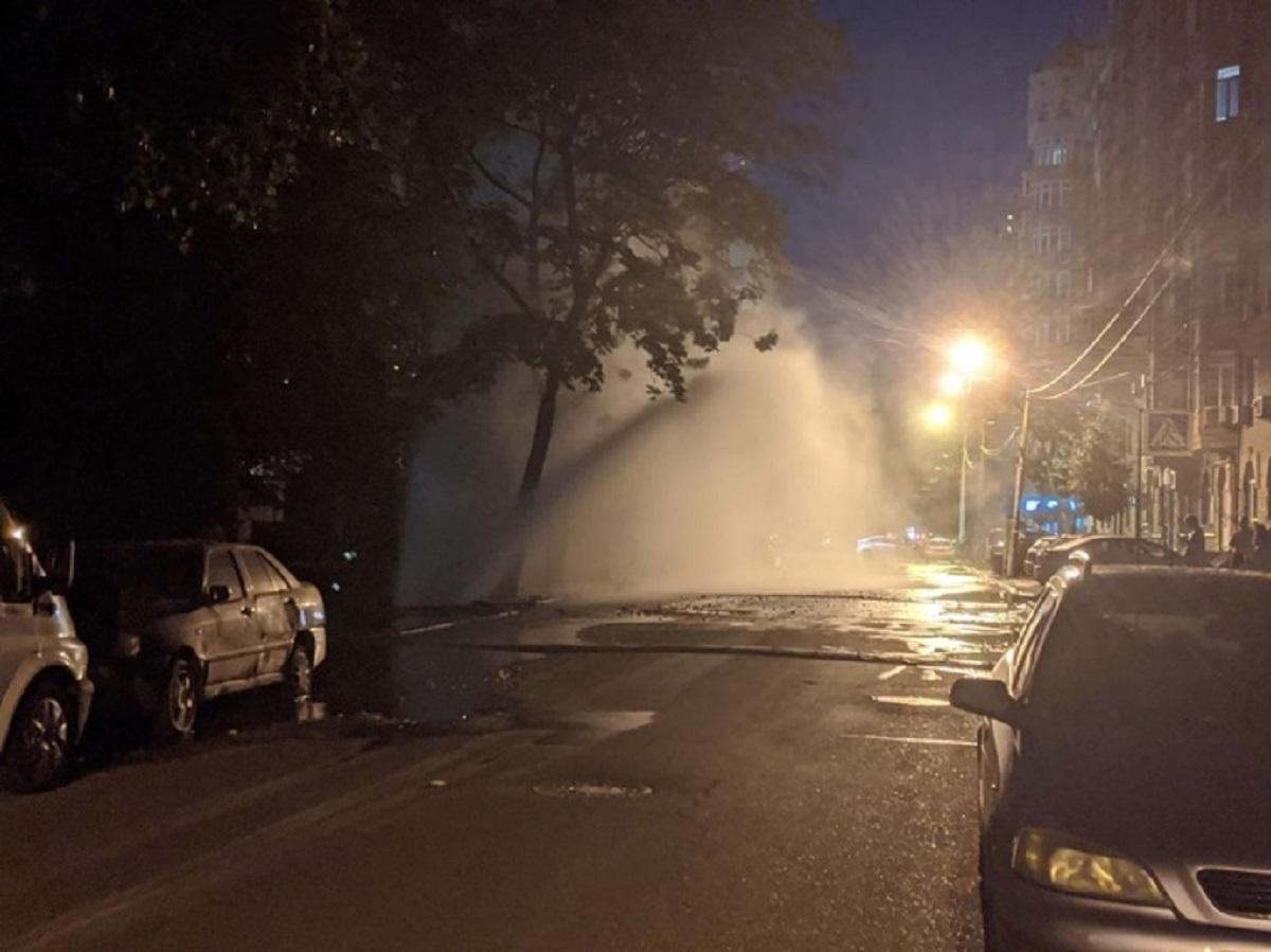 Прорыв трубы на Подоле в Киеве 02. 07. 2020: фото и видео