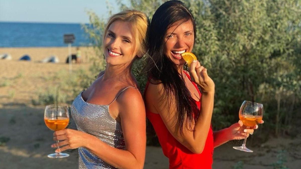 Ірина Федишин та Віка з "НеАнгелів" відпочивають в Одесі: яскраві фото у спокусливому вбранні Ірина Федишин та Віка з "НеАнгелів" відпочивають в Одесі: яскраві фото у спокусливому вбранні