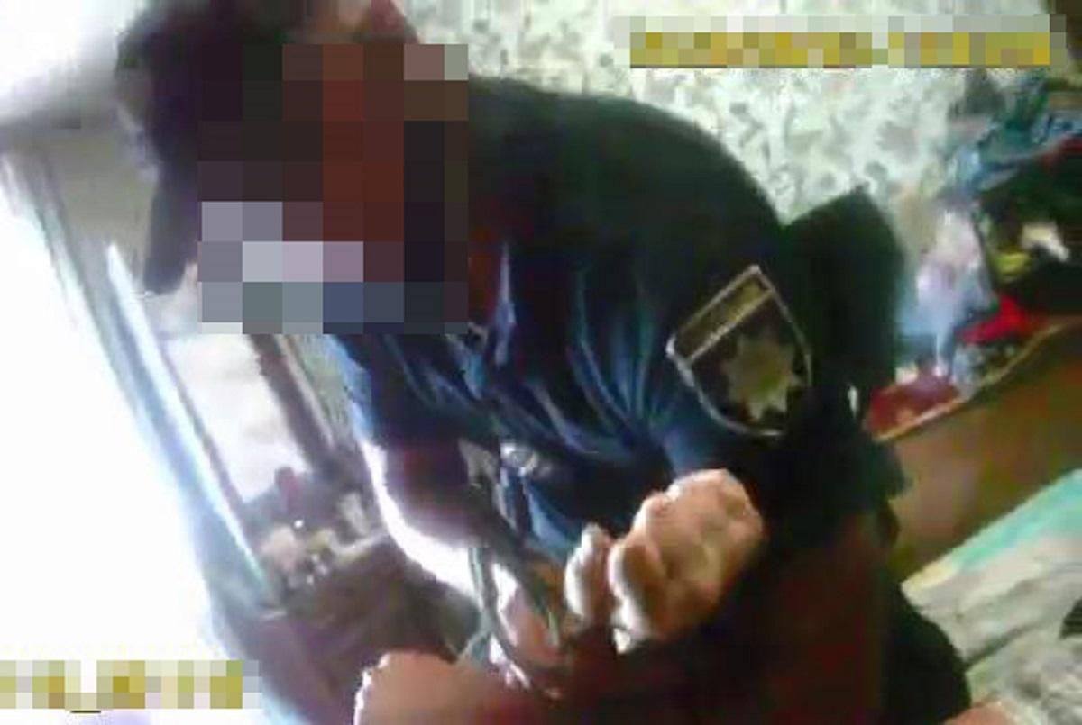 У Кременчуці поліцейський зламав руку чоловікові, бо той відмовлявся від госпіталізації У Кременчуці поліцейський зламав руку чоловікові, бо той відмовлявся від госпіталізації