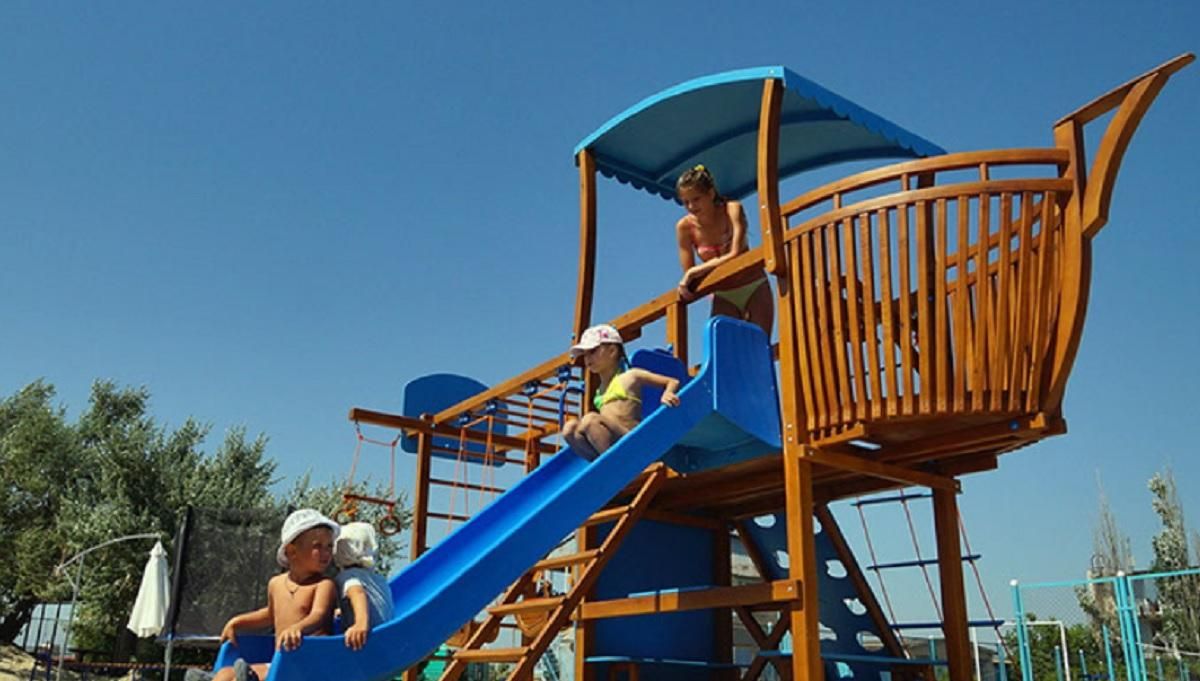 Отруєння дітей в Кирилівці: на базі відпочинку провели обшуки Отруєння дітей в Кирилівці: на базі відпочинку провели обшуки