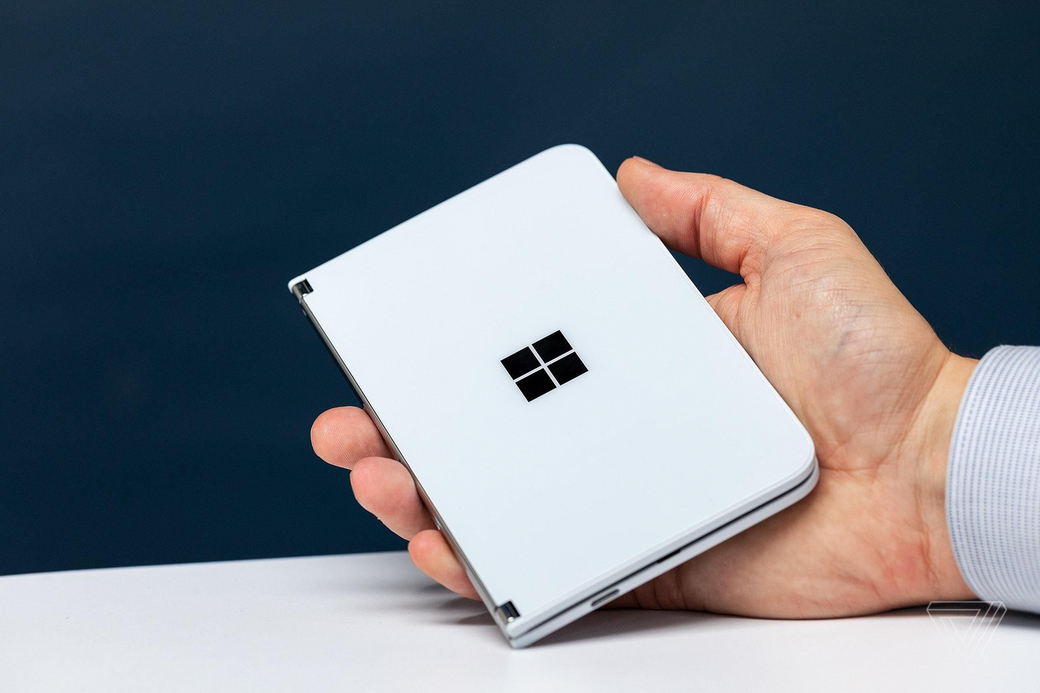 Топ-менеджер Microsoft натякнув на швидкий реліз складного смартфона Surface Duo