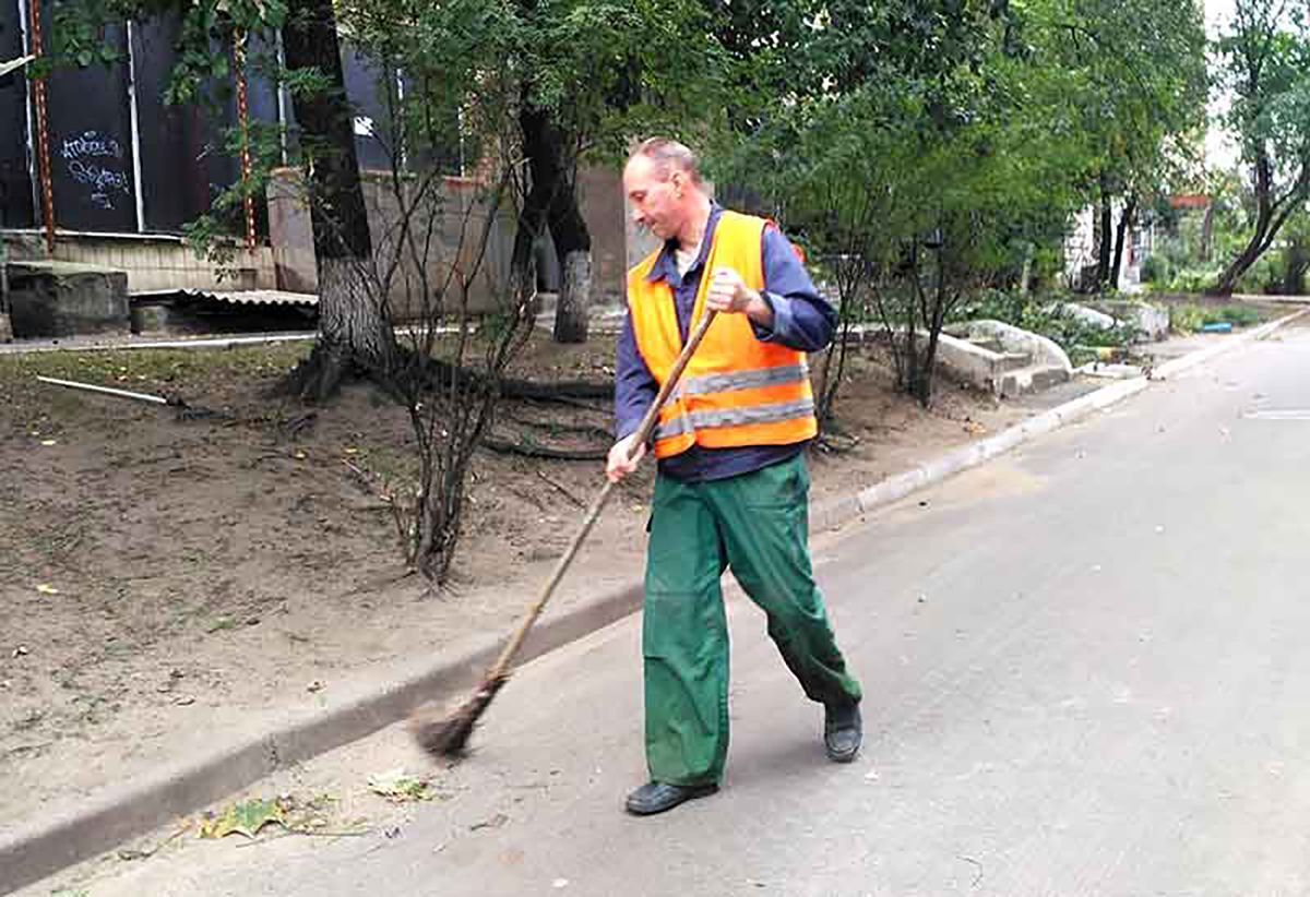 Поднимают пыль: на Запорожье депутат хочет запретить дворникам убирать улицы утром