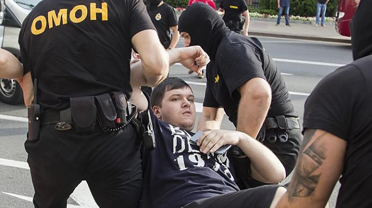 "Аплодуюча колона": у Білорусі ОМОН розігнав акцію солідарності з політв'язнями – фото, відео "Аплодуюча колона": у Білорусі ОМОН розігнав акцію солідарності з політв'язнями – фото, відео