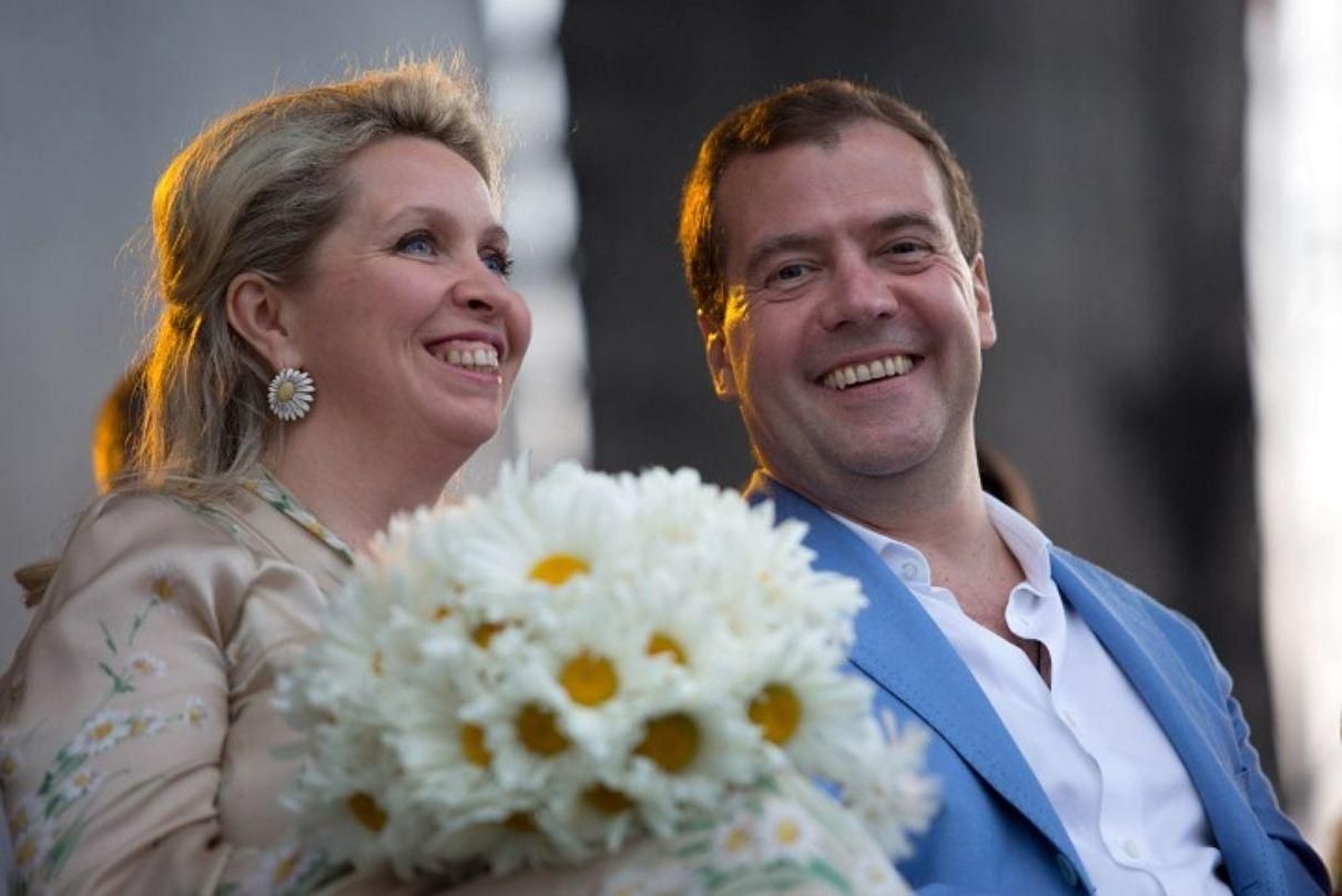 Правила не для всех: жена Медведева улетела в Европу, несмотря на запрет Правила не для всех: жена Медведева улетела в Европу, несмотря на запрет