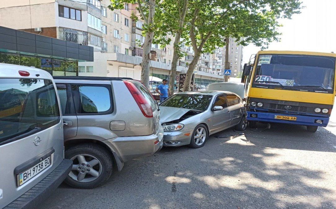 В Одессе водитель маршрутки потерял сознание от жары и протаранил 4 машины: фото В Одессе водитель маршрутки потерял сознание от жары и протаранил 4 машины: фото