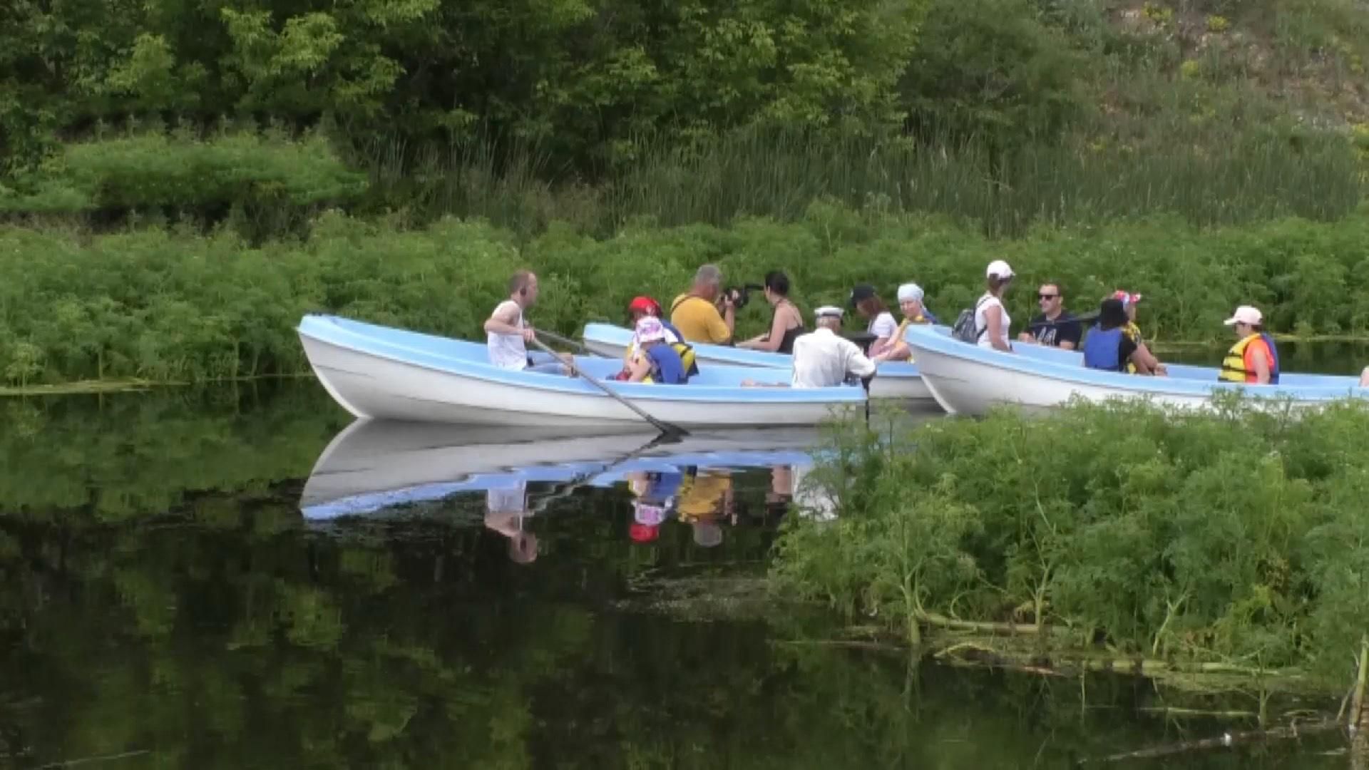 Невероятная экскурсия на лодке: мужчина на Черкасщине придумал необычную аттракцию Невероятная экскурсия на лодке: мужчина на Черкасщине придумал необычную аттракцию