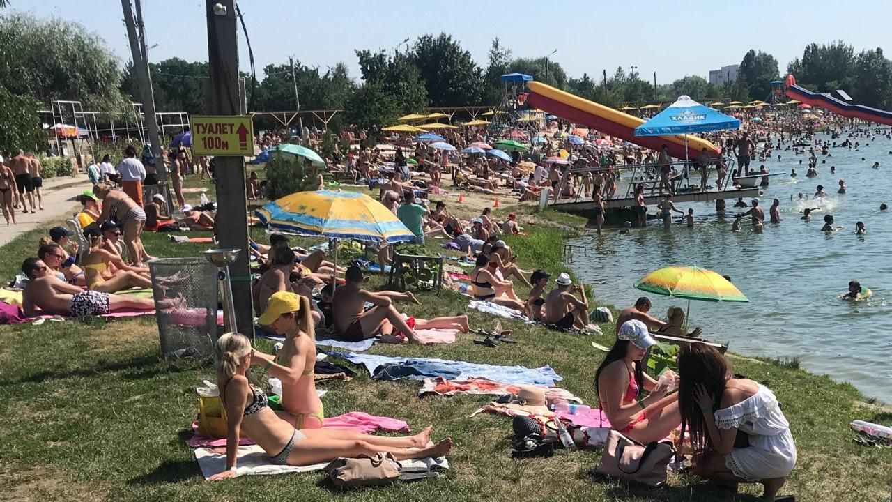 Негде яблоку упасть: люди наводнили харьковский пляж – красноречивые фото Негде яблоку упасть: люди наводнили харьковский пляж – красноречивые фото