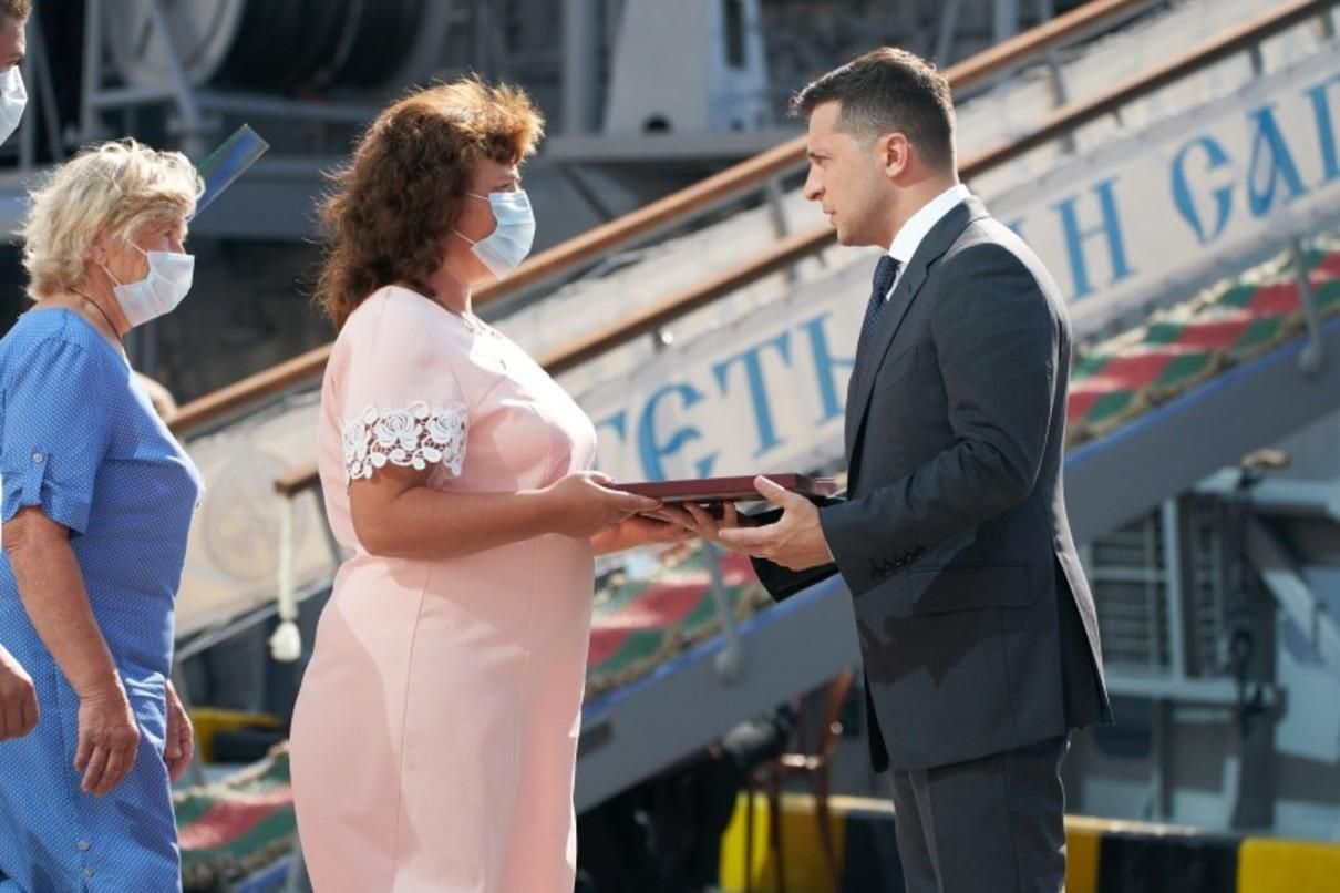 Пожар в одесском колледже: родные погибших Героев получили ордена от Зеленского Пожар в одесском колледже: родные погибших Героев получили ордена от Зеленского