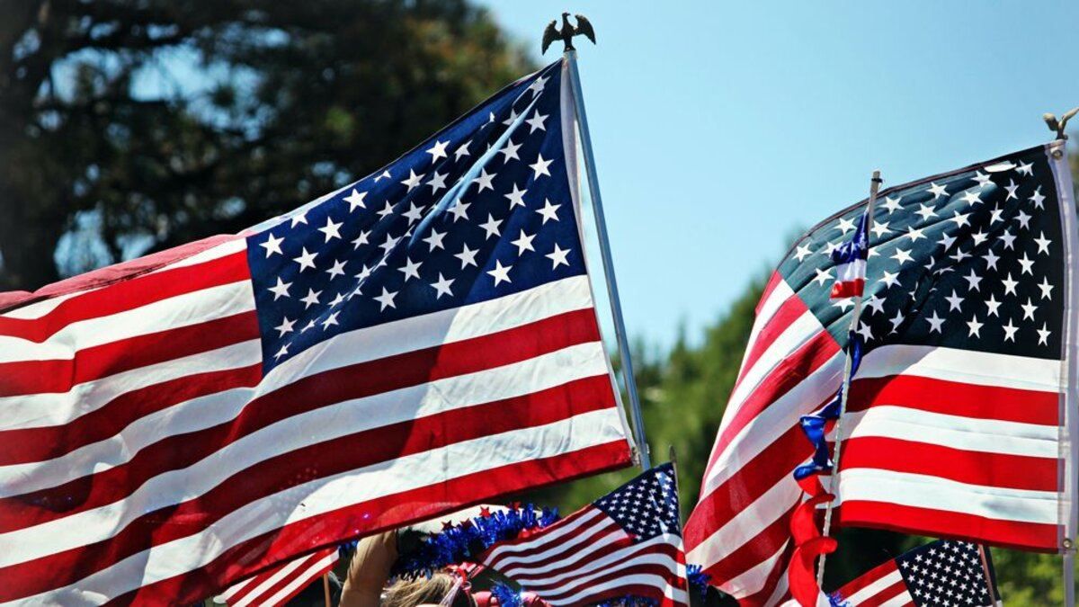 День незалежності США: повалення пам'ятника та спалення прапора