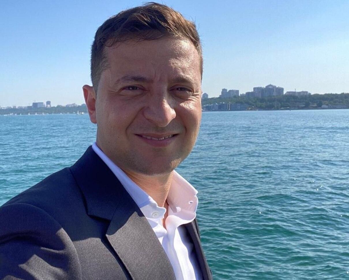 Без Богдана и красных плавок: Зеленский в Одессе искупался в море – фото, видео Без Богдана и красных плавок: Зеленский в Одессе искупался в море – фото, видео