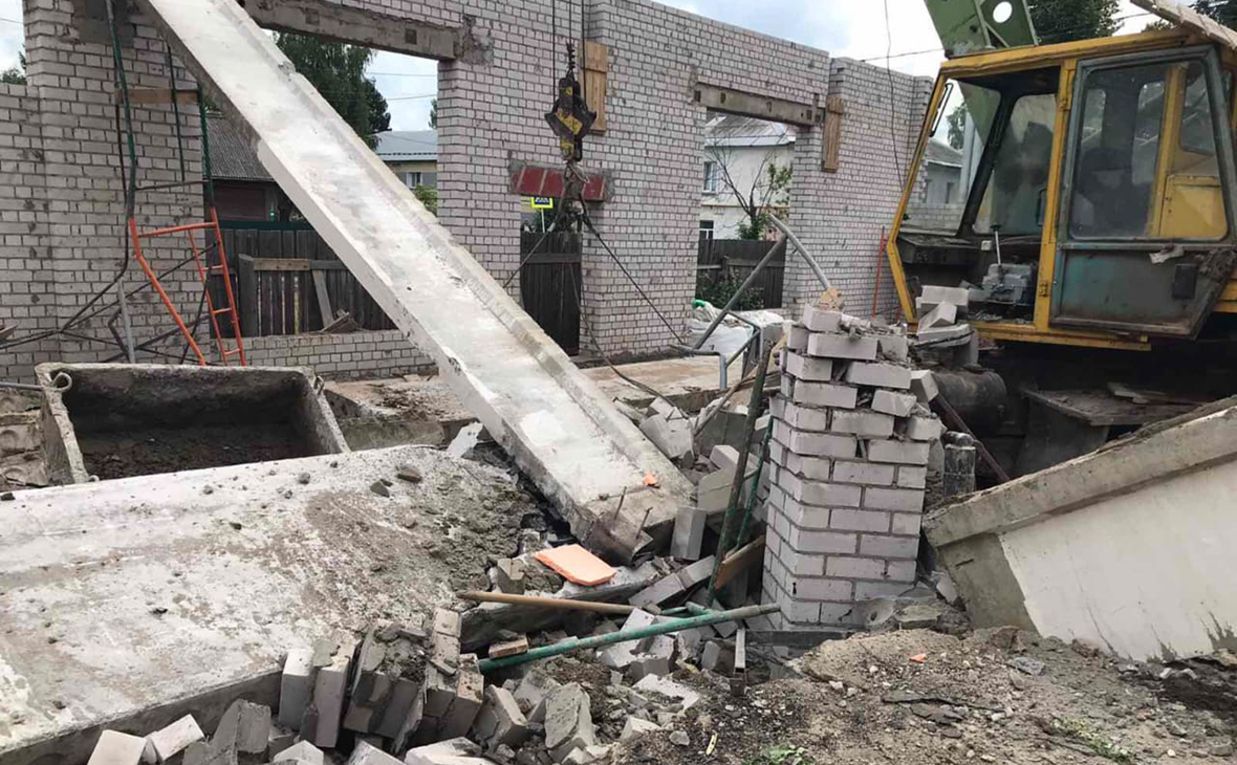 У Росії обвал на будівництві торгового центру: трьох людей розчавило перекриття – фото, відео