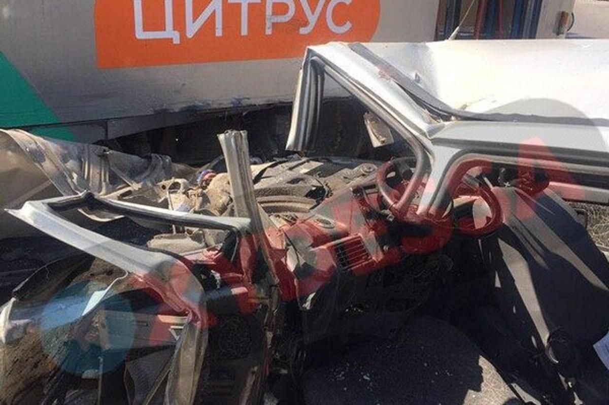 Аварія на Черемушках в Одесі 05. 07. 2020: Славута в'їхала в трамвай