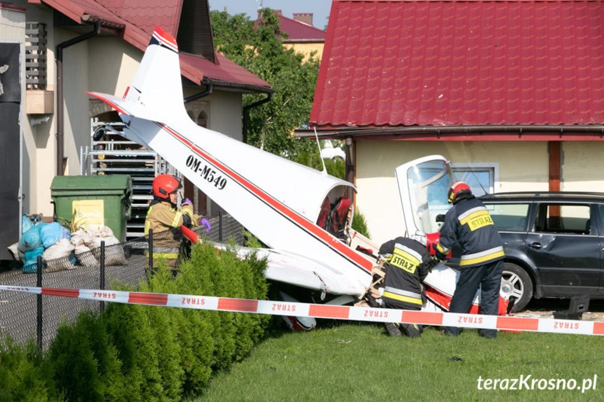 У Польщі спортивний літак приземлився на житловий будинок: відео 