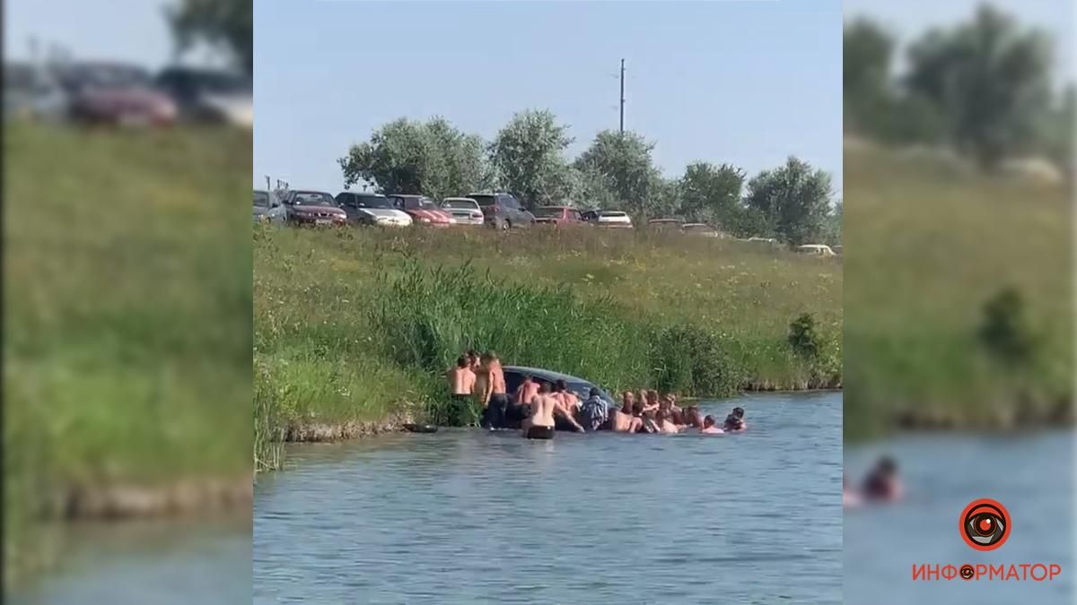 На Дніпропетровщині BMW скотився в озеро: понад 20 відпочиваючих намагалися його витягти