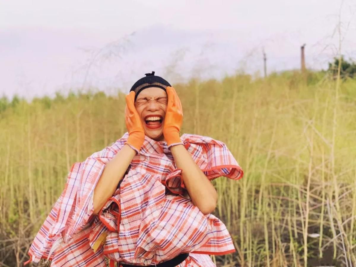 Без каблуков, но с мейкапом: китайский фермер покорил соцсети странными образами
Без каблуков, но с мейкапом: китайский фермер покорил соцсети странными образами