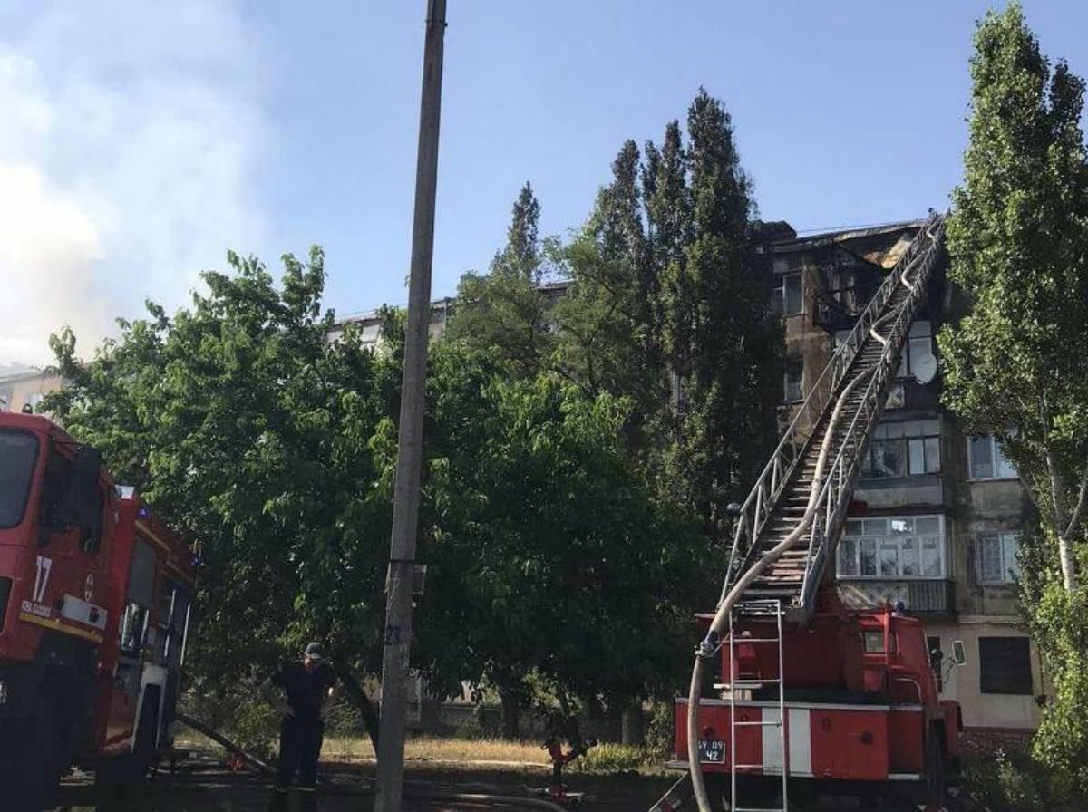 Пожарные потушили пожар в 5-этажном доме в Новой Каховке – фото