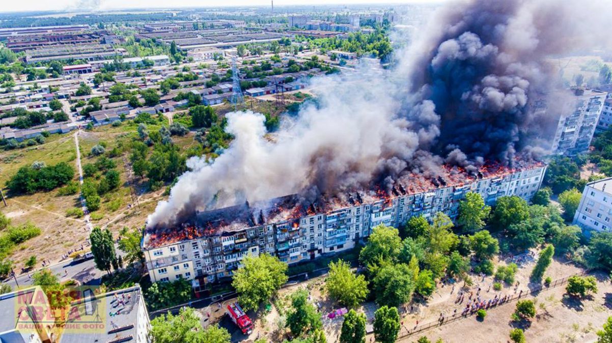 Масштабный пожар в Новой Каховке сняли с дрона: впечатляющие фото и видео