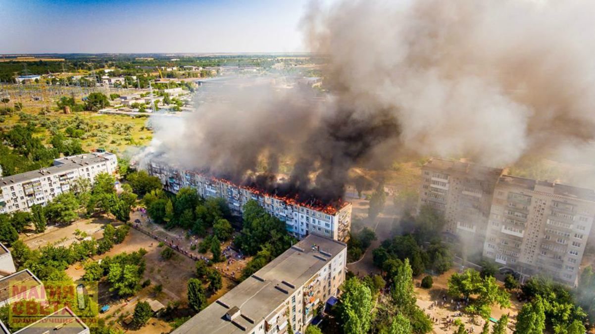 Пожежа у Новій Каховці: мешканців відселили, будинок охоронятимуть від мародерів