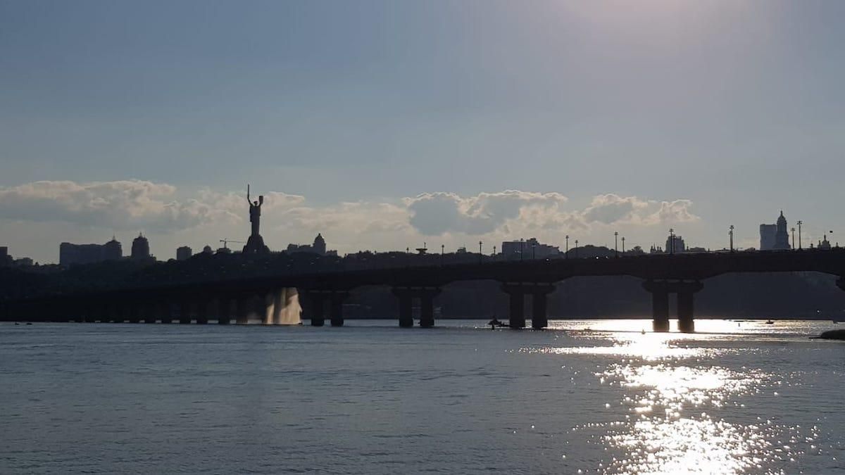 Прорыв теплотрассы на мосту Патона в Киеве 5 июля