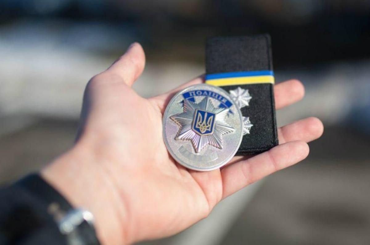 Поліцейський під час виклику вирішив покурити кальян в Чернівцях – відео Поліцейський під час виклику вирішив покурити кальян в Чернівцях – відео