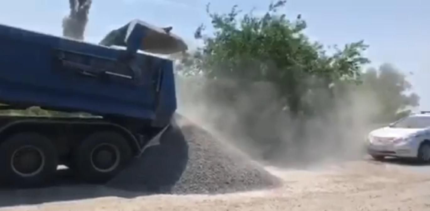 Водій вантажівки висипав щебінь посеред дороги: деталі, відео Водій вантажівки висипав щебінь посеред дороги: деталі, відео