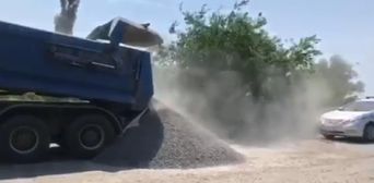 Водитель грузовика отказался от взвешивания и высыпал щебень посреди дороги: видео