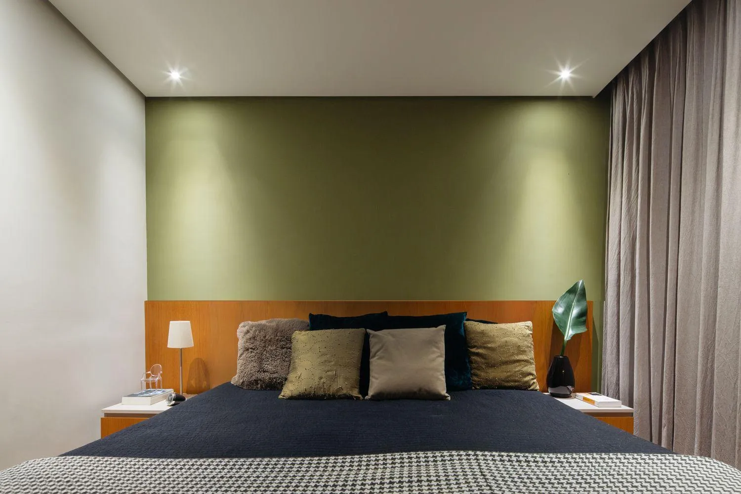 Оливкові стіни у вітальні додають затишку / Фото Archdaily