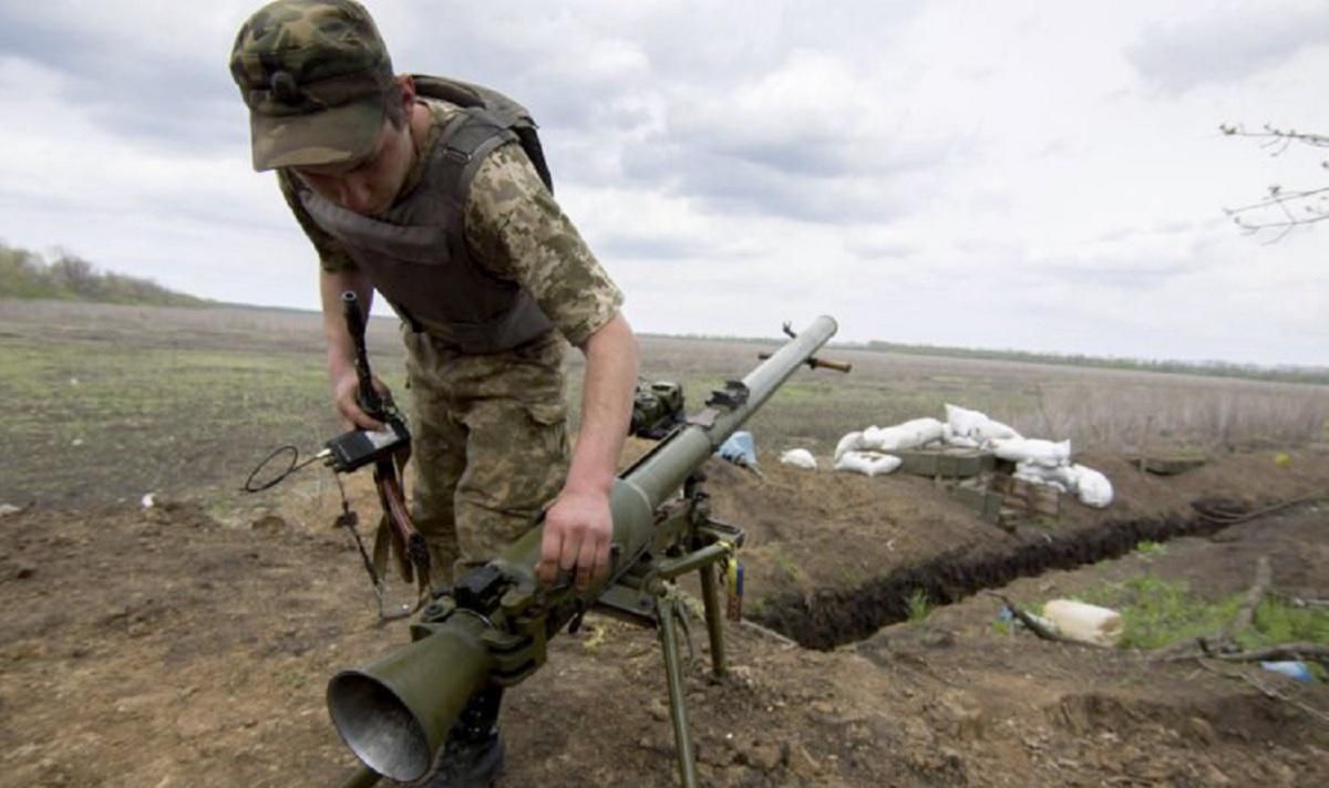Снова обстрелы из запрещенного оружия: боевики ранили украинского бойца